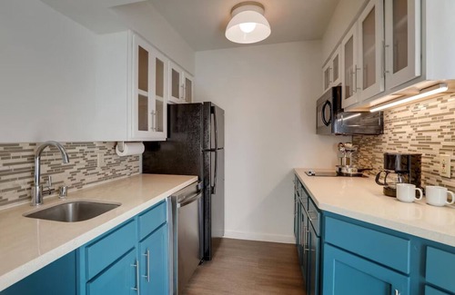 San Jose Hotel | Ideal Mix of Comfort and Value! 2 Relaxing Units, Full Kitchen, Free Breakfast!