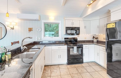 Hall Quarry House | Idyllic island gem with high-speed WiFi, sound view, deck, & full kitchen