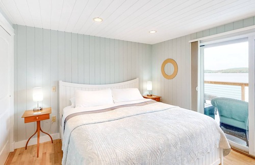 Hall Quarry House | Idyllic island gem with high-speed WiFi, sound view, deck, & full kitchen