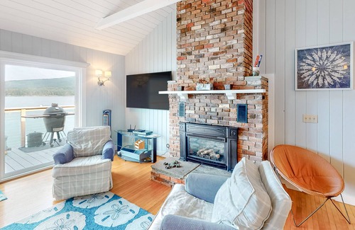 Hall Quarry House | Idyllic island gem with high-speed WiFi, sound view, deck, & full kitchen