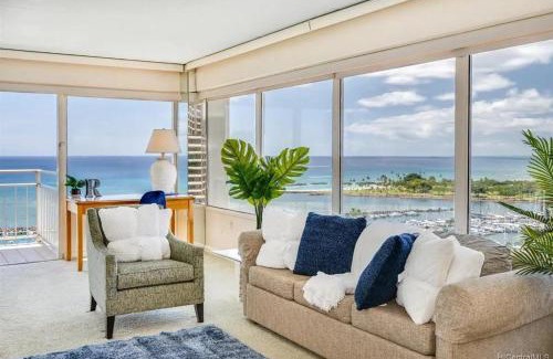 Waikiki Apartment | Ilikai #1743 Panoramic views on Waikiki Beach