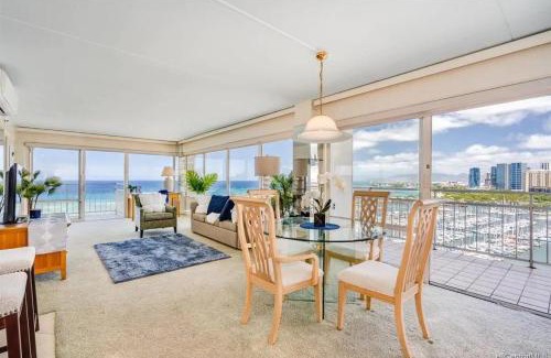 Waikiki Apartment | Ilikai #1743 Panoramic views on Waikiki Beach