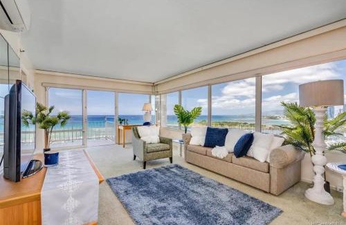 Waikiki Apartment | Ilikai #1743 Panoramic views on Waikiki Beach