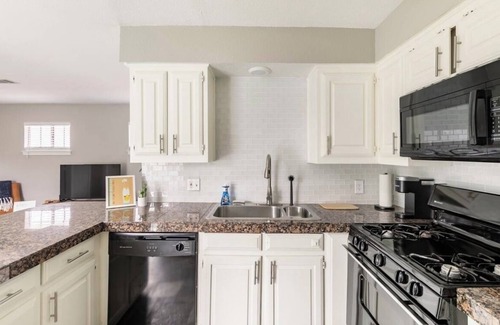 Lower Greenville Apartment | Immerse yourself in the rich, vibrant Dallas culture in this cozy urban getaway.