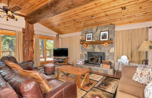 Oakhurst House | Immersed in Nature Manzanita Cabin with Hot Tub