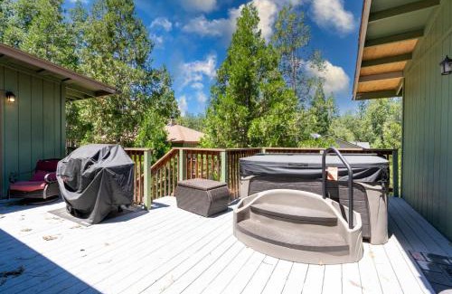 Oakhurst House | Immersed in Nature Manzanita Cabin with Hot Tub