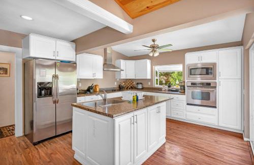 Oakhurst House | Immersed in Nature Manzanita Cabin with Hot Tub