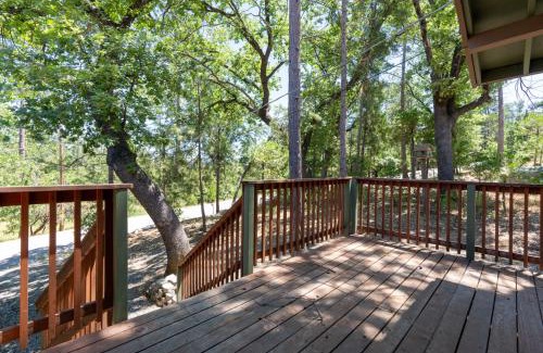 Oakhurst House | Immersed in Nature Manzanita Cabin with Hot Tub