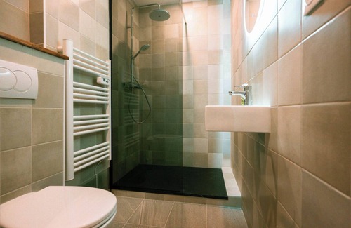 Aix-les-Bains City Center Apartment | In the center of town, charming 2-room apartment on the ground floor, with parking space.