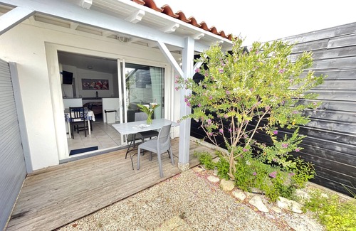 La Flotte Cottage | In the heart of La Flotte - House for 2 people - Private patio - Private parking