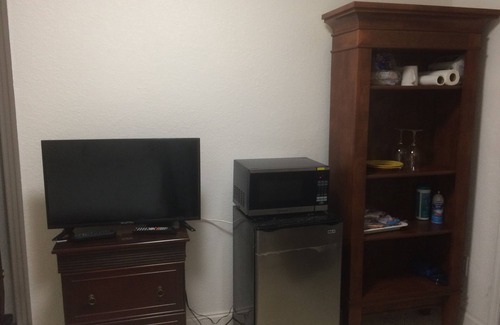 Little Havana Cottage | Incredible 3 miles from Miami Airport! Marlins Stadium, downtown, Free Parking