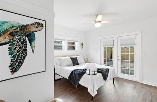 Parrot Cove House | Incredible 3br Home with Yard near Beach and Downtown