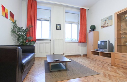 Josefstadt Apartment | Inexpensive, practical 1-room apartment with a great local scene nearby