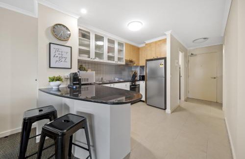 Braddon Apartment | Inner-City 2-Bed with Parking, Pool, Gym & BBQ