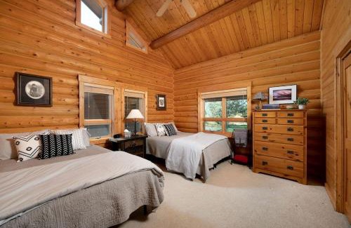 Shining Mountains House | Intimate Off-Grid Cabin with Fire Pit and Mountain Views in Montana