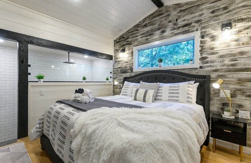 Broken Bow Cabin | Intimate Retreat💑, Central Location, Private, Kind Bed👑, 2023 Built, Dogs 🐾