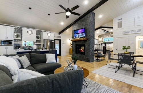 Broken Bow Cabin | Intimate Retreat💑, Central Location, Private, Kind Bed👑, 2023 Built, Dogs 🐾