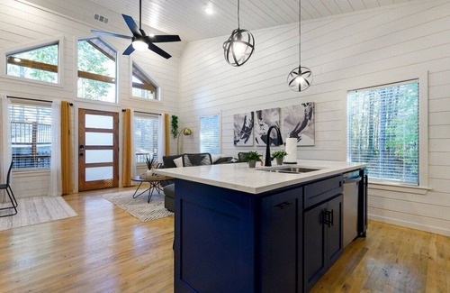 Broken Bow Cabin | Intimate Retreat💑, Central Location, Private, Kind Bed👑, 2023 Built, Dogs 🐾