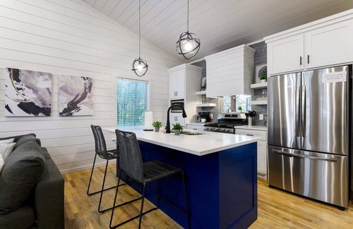 Broken Bow Cabin | Intimate Retreat💑, Central Location, Private, Kind Bed👑, 2023 Built, Dogs 🐾
