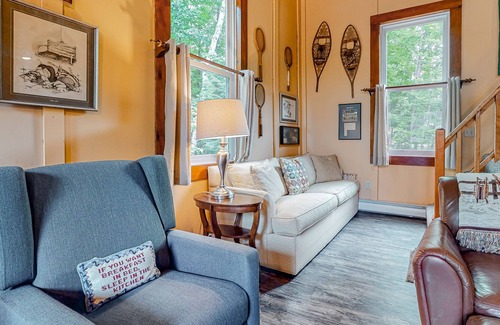 Jamaica House | Inviting dog-friendly home with balcony, full kitchen, & washer/dryer