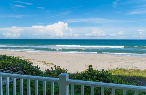 Melbourne Beach Resort | Inviting Room with Balcony - Steps from Indialantic Beach