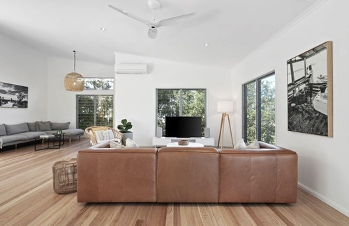 Castaways Beach House | Iris - Castaways Beach Boutique Stays
