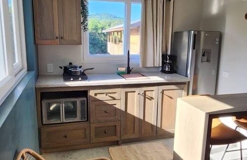 Roatan Apartment | Island Breeze #6 AC and wifi clost to everything