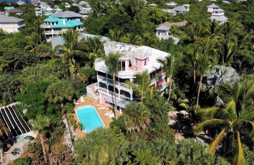 Jose's Hideaway House | Island Queen, Luxury in Paradise, 200ft to Beach