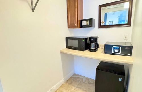 Wilton Manors Apartment | Islands Inn on the Drive - Poolside Paradise Suite - A1
