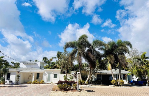 Wilton Manors Apartment | Islands Inn on the Drive - Poolside Paradise - Queen Bed - B2