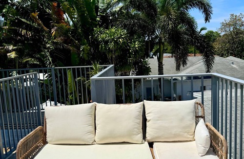 Wilton Manors Apartment | Islands Inn on the Drive - Poolside Paradise - Queen Bed - B2
