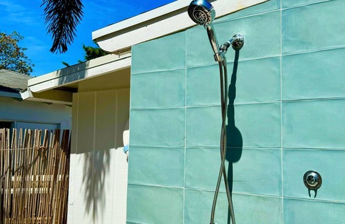 Wilton Manors Apartment | Islands Inn on the Drive - Poolside Paradise - Queen Bed - B2