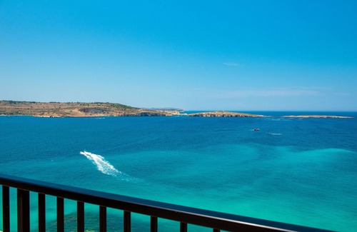 Bugibba Apartment | Islet Seafront Penthouse with Hot tub