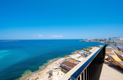 Bugibba Apartment | Islet Seafront Penthouse with Hot tub