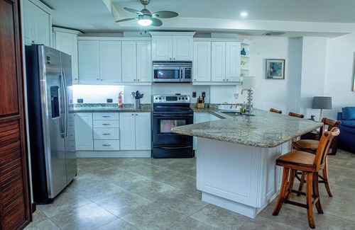 Barrio Los Faroles Condo | Jaco Walkout Beachfront-90 min SJO-sleep 6-next to Crocs-1st floor
