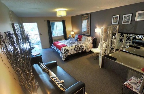 Eureka Springs Historic District Apartment | Jacuzzi Suite 204 - Tradewinds