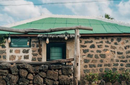 Gujwa House | Jeju Dokchae Pension Doldam House Batdam Branch