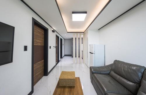 Namwon House | Jeju Skyhill Spa Pension