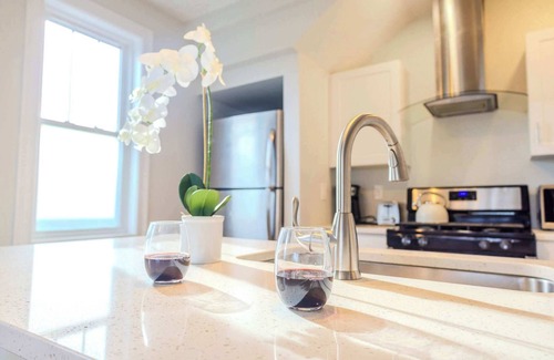 Federal Hill Apartment | Jennifer’s Getaway: Stunning Views & Private Deck