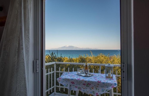 Neromilos Apartment | Jimmy's Sea View Studios