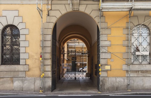 Como Apartment | JOIVY Charming Flat Near Train Station