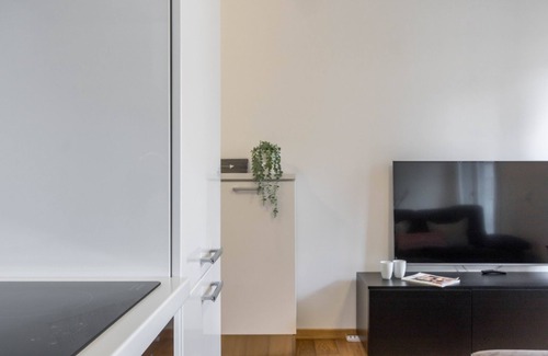 Centro Direzionale Apartment | JOIVY Superb Flat For 4 W/Balcony Near Milano Centrale