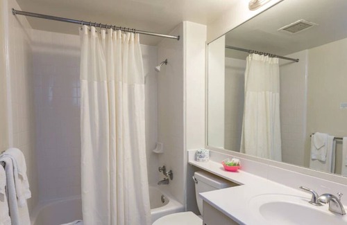 Ala Moana House | Just What You Were Looking For! 2 Convenient Units, Pool, Pets Allowed