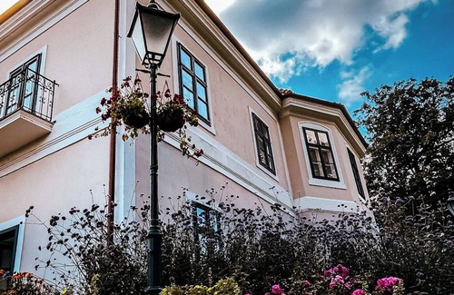 Nana House | Kaštieľ Nána spacious 6-bedroom chateau in charming Nana with AC