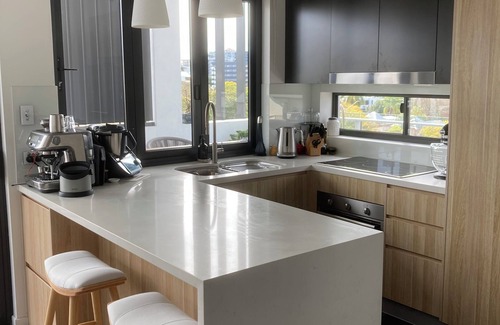 Kangaroo Point Apartment | Kangaroo Cliffs- 2 Bed-2 Bath-1 Secure Car Park-close to everything! n
