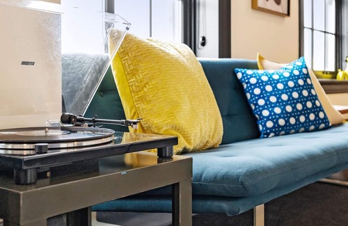 East Liberty Apartment | Kasa Classic Studio Near Carnegie Museum of Art The Maverick