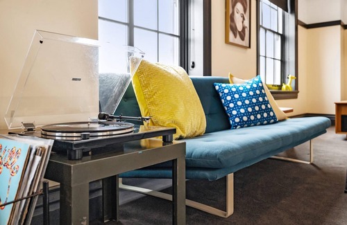 East Liberty Apartment | Kasa Classic Studio Near Carnegie Museum of Art The Maverick