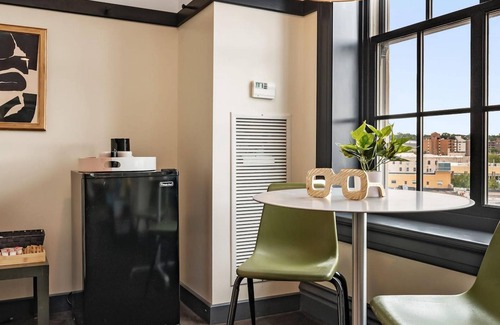 East Liberty Apartment | Kasa Classic Studio Near Carnegie Museum of Art The Maverick