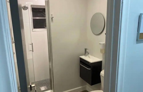 South Palm Park Neighborhood Association Apartment | Keep it simple at this peaceful and centrally-located unit on Palmway.