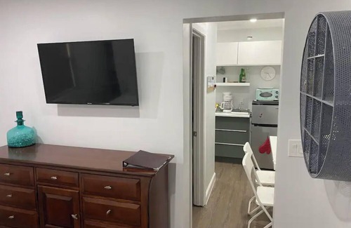 South Palm Park Neighborhood Association Apartment | Keep it simple at this peaceful and centrally-located unit on Palmway.